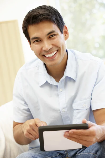 Hombre asiático usando tableta digital —  Fotos de Stock