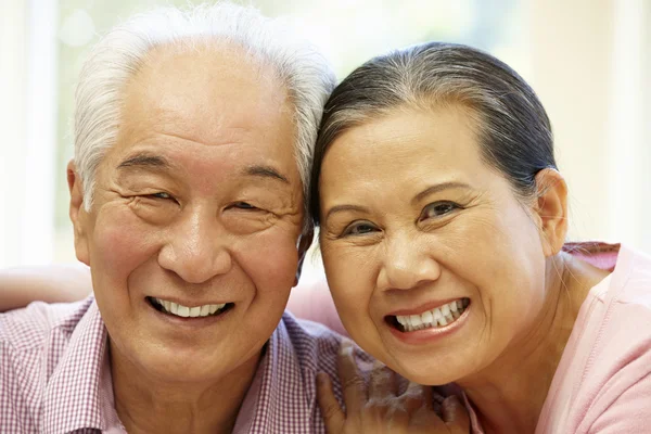 Счастливая старшая пара улыбается — стоковое фото