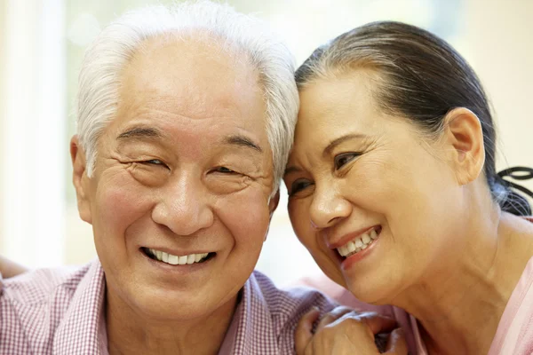 Gelukkige senior paar glimlachen — Stockfoto