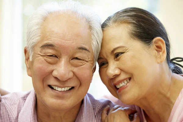 Heureux couple âgé souriant — Photo