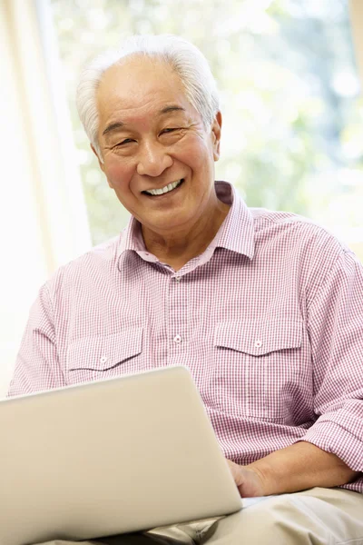 Uomo anziano utilizzando il computer portatile — Foto Stock