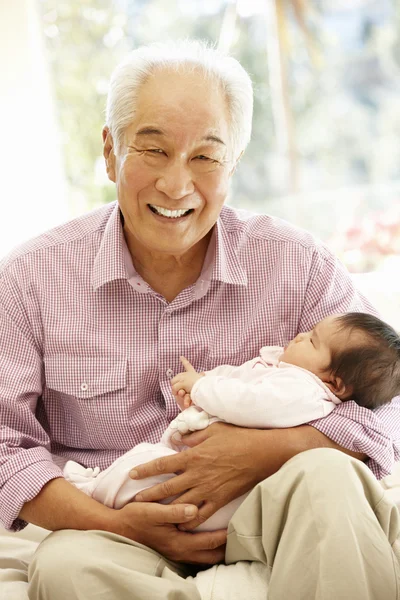 Senior Mann und Baby-Enkelin — Stockfoto