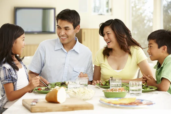 Família partilha refeição em casa — Fotografia de Stock