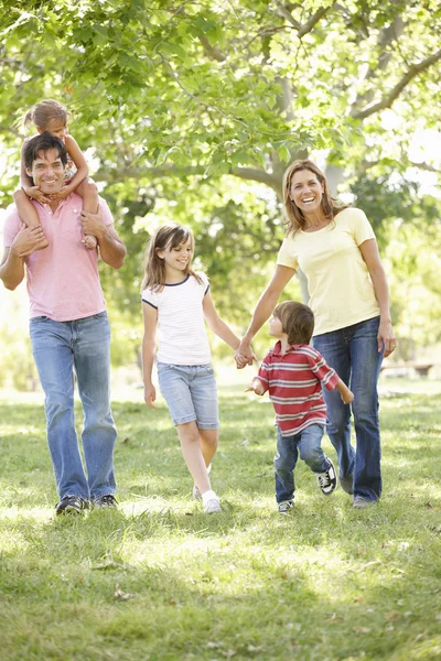 Familie tijd doorbrengen in park — Stockfoto