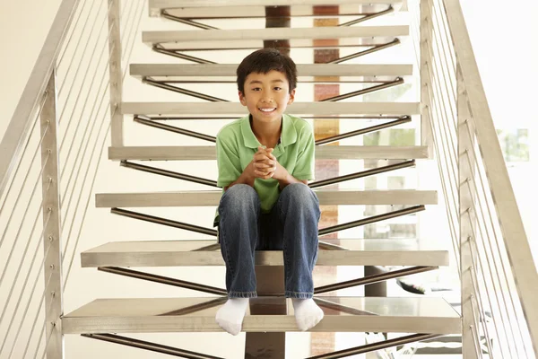 Азиатский мальчик сидит на лестнице — стоковое фото