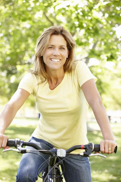 Mujer feliz montar en bicicleta — Foto de Stock