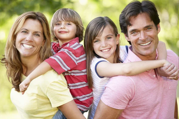 Feliz familia pasando tiempo en el parque — Foto de Stock