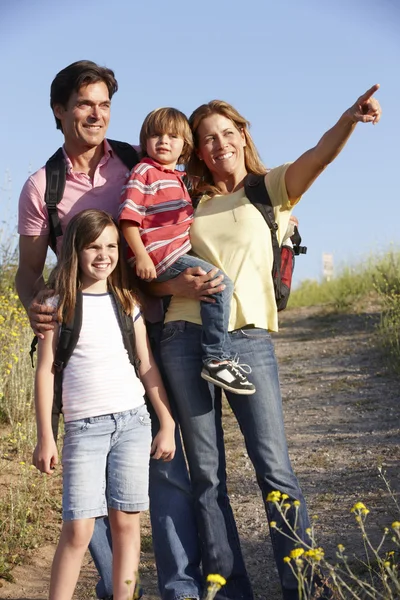 Familie op land lopen — Stockfoto