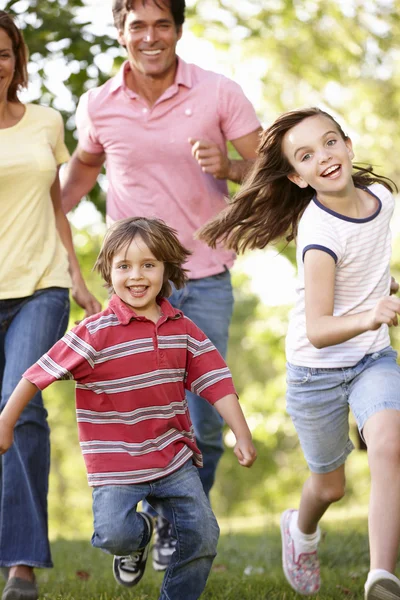 Família correndo no parque — Fotografia de Stock