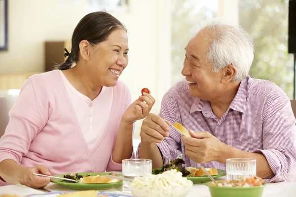 高级夫妻共享到家里吃饭 — 图库照片