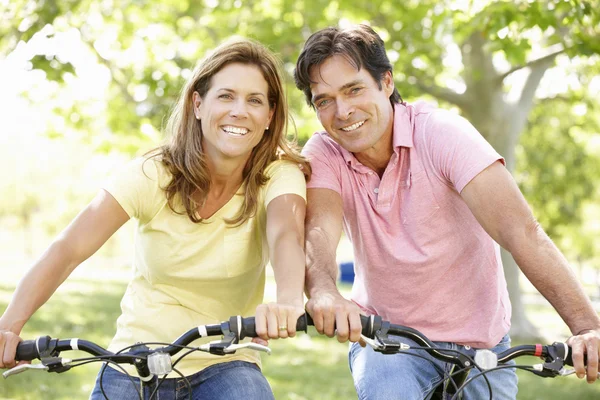 Paar fährt Fahrrad — Stockfoto