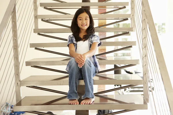 Girl sitting on staircase and smiling — Stock fotografie