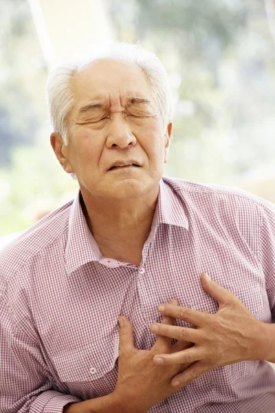 Homem idoso sentindo uma dor no peito — Fotografia de Stock
