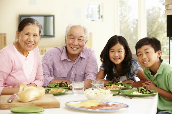 Asian family sharing meal at home — Stock fotografie