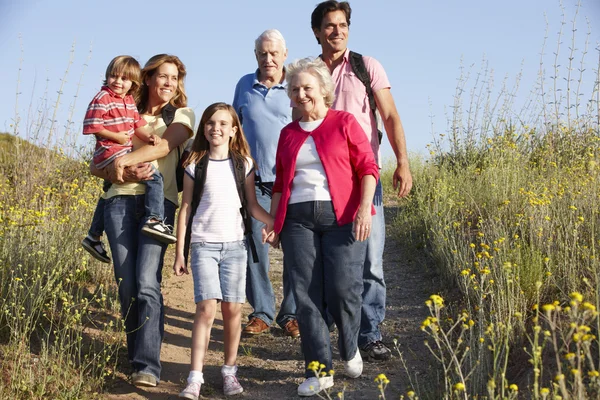 Multi generatie familie op land wandeling — Stockfoto