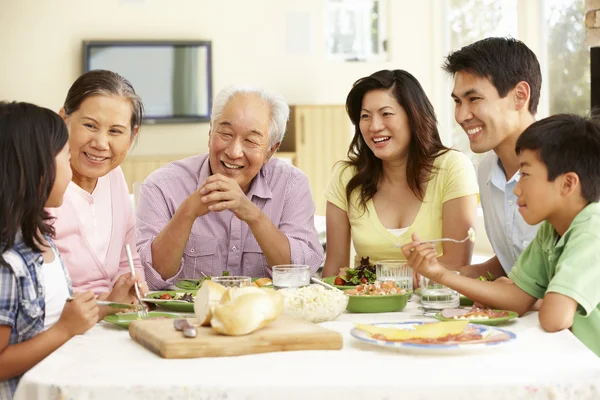 Asiática familia compartir comida en casa — Foto de Stock