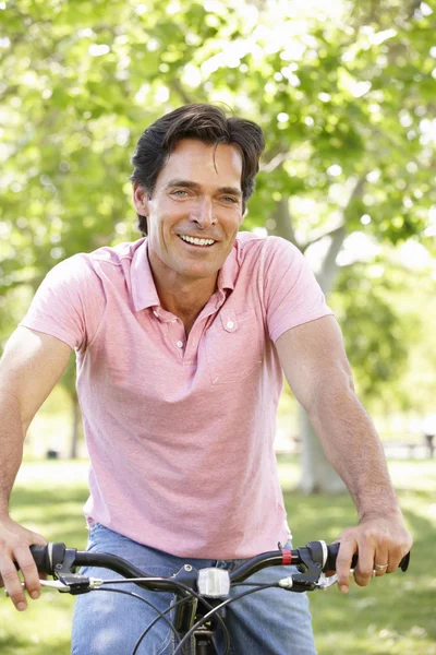 Hombre feliz montar en bicicleta — Foto de Stock