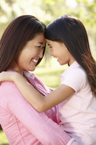 Mãe e filha passando tempo juntas — Fotografia de Stock