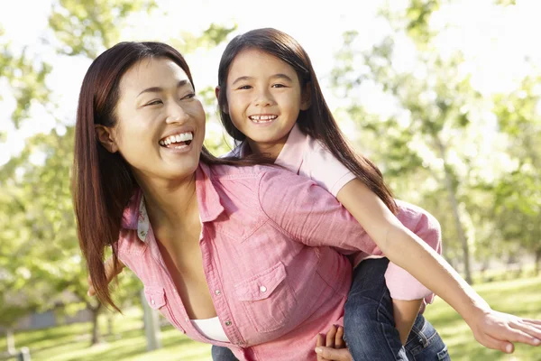 Madre e figlia che giocano nel parco — Foto Stock