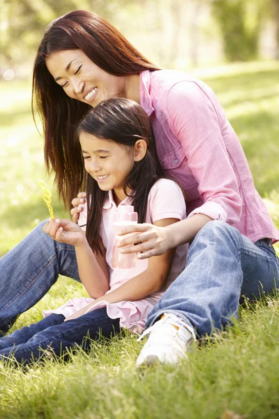 Madre e figlia soffiando bolle — Foto Stock