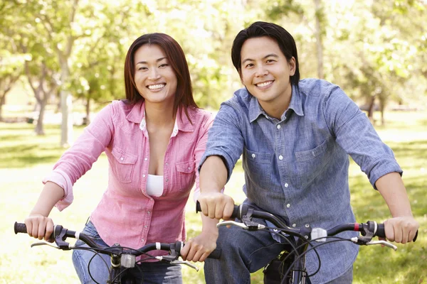 Casal de andar de bicicleta no parque — Fotografia de Stock