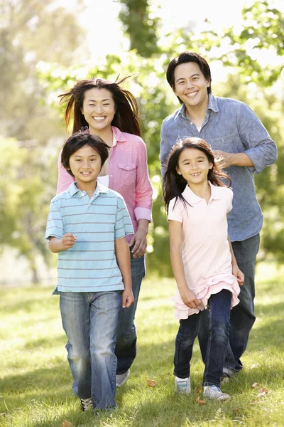 Familie läuft im Park — Stockfoto