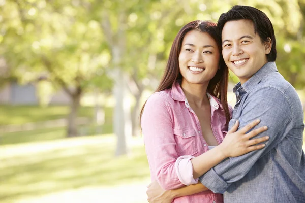 Coppia romantica nel parco — Foto Stock