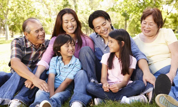 Famille multi-générations dans le parc — Photo