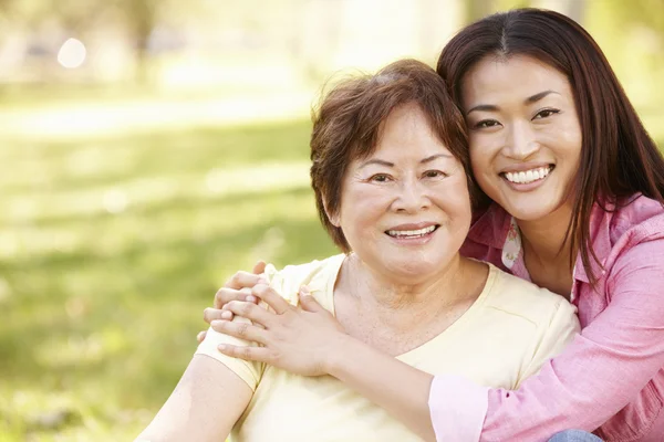 Mutter und erwachsene Tochter schauen in die Kamera — Stockfoto