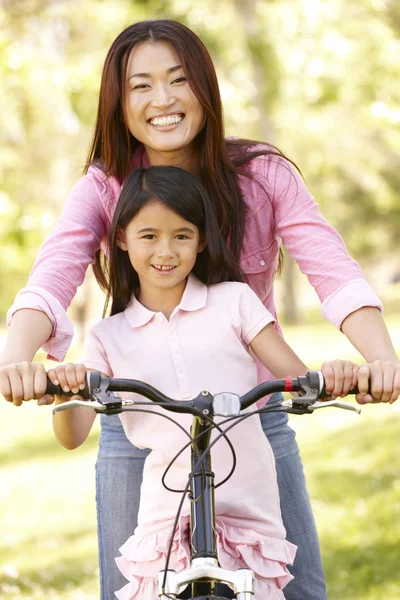 Madre enseñando a su hija a montar en bicicleta — Foto de Stock