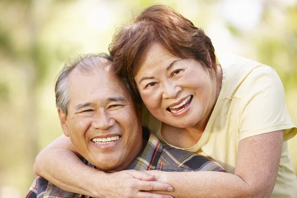 Romantische senior paar glimlachen — Stockfoto