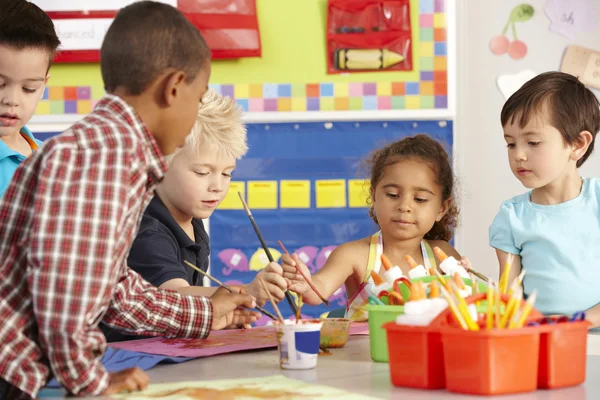 Écoles d'âge primaire en classe d'art Images De Stock Libres De Droits