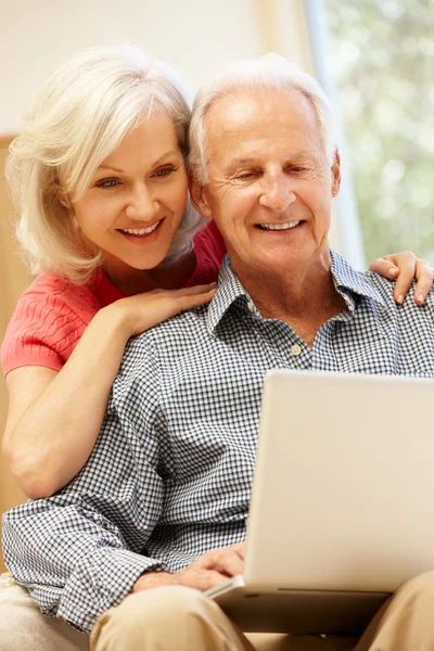 Senior man and daughter using laptop — Stock Photo, Image