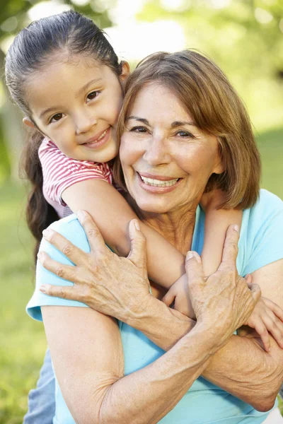 Nonna e nipote si rilassano nel parco — Foto Stock