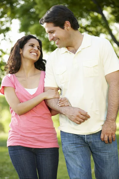 Coppia romantica passeggiando nel parco — Foto Stock