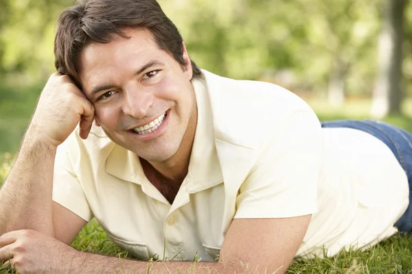 Young Man avkopplande i park — Stockfoto