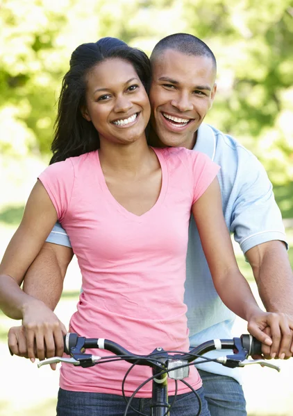 Молода пара катається на велосипеді в парку — стокове фото