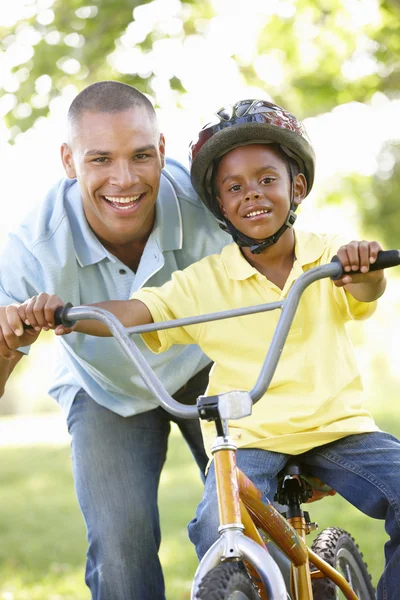 Vater lehrt Sohn Fahrradfahren — Stockfoto