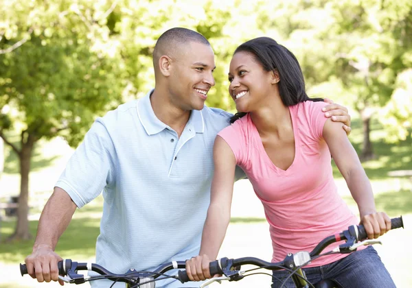 Молода пара катається на велосипеді в парку — стокове фото