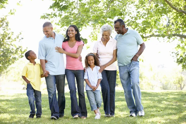 Randonnée en famille multi-génération dans le parc — Photo