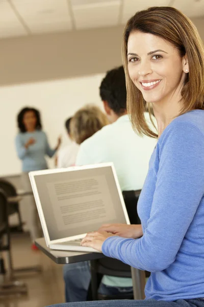 Étudiant mature en classe — Photo