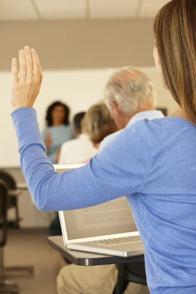 Kvinnlig student i klass — Stockfoto