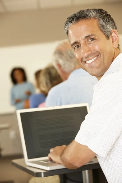 Volwassen student in de klas — Stockfoto