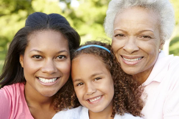 Grand-mère, mère et fille se détendre dans le parc — Photo