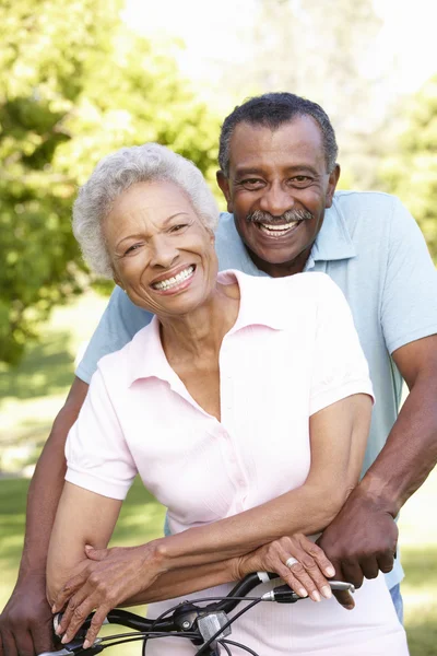 Seniorenpaar radelte in Park — Stockfoto