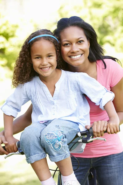 Jovem mãe e filha de bicicleta no parque — Fotografia de Stock