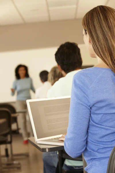 Vrouwelijke student in klasse — Stockfoto