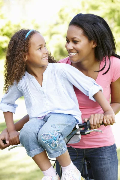Genç anne ve kızı parkta Bisiklete binme — Stok fotoğraf