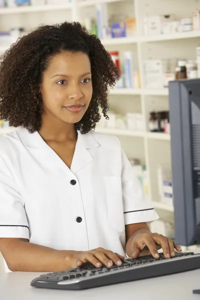 Nurse working on computer in pharmacy — Stock Photo, Image