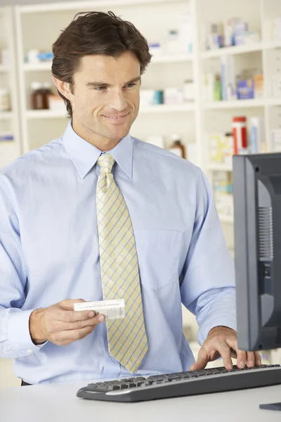 Pharmacist working in pharmacy — Stock Photo, Image